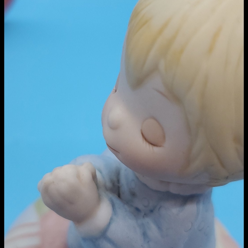 BETSEY CLARK HALLMARK figurine of child 'Just sending a little prayer your way' - Picture 8 of 8
